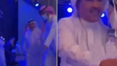 ردة فعل فتاة بعد أن صافحها محمد عبده في حفلة بالرياض ( فيديو )