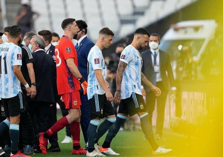 مباراة البرازيل والارجنتين .. توقف الكلاسيكو ومغادرة اللاعبين أرض الملعب