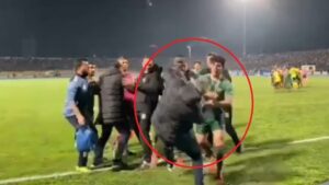 اعتداء عنيف على مدرب سوري في الدوري العراقي ( فيديو )