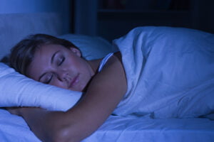 10 نصائح للنوم بشكلٍ جيد خلال فصل الصيف 2022