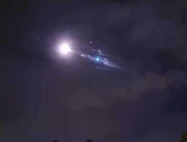 الصاروخ الصيني الشارد .. أول فيديو يرصد لحظه "تحطمه" في هذه المنطقة ( شاهد )