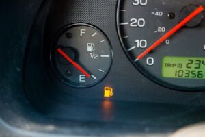 بعد أن يضيء مؤشر الوقود في سيارتك ..ما هي المسافة التي يمكن أن تقطـ.ـعها وماذا تفعل كي تقلل من استهلاك الوقود؟
