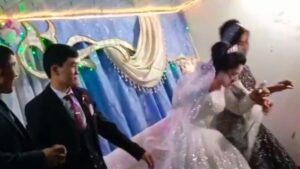 فيديو الشرطة تتدخل ضد العريس الذي ضرب عروسه ليلة الزفاف يتصدر الترند ( شاهد )