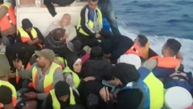يقل 150 شخصا .. غرق مركب لبناني قرب جزيرة أرواد قبالة طرطوس ( فيديو )