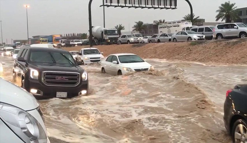 فيضانات "مرعبة" في جدة ... والسعودية تعلن حالة الطوارئ وتعطيل المدارس وعدد من رحل الطيران