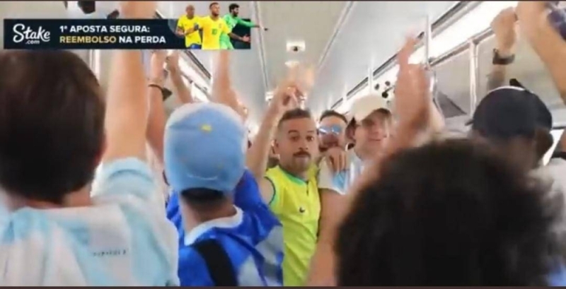 مشجع برازيلي يصدم أرجنتينيين برده على سؤال "من أفضل منتخب في العالم؟"شاهد