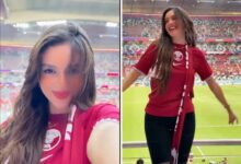 شاهد.. مشجعة حسناء عربية تخطف الأنظار في المدرجات وجمالها حديث الجماهير في كأس العالم في قطر