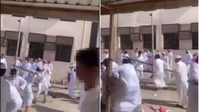 شاهد معركة حامية بين مجموعة طلاب داخل فناء مدرسة في السعودية