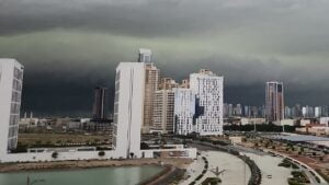 السحابة الخضراء تظهر في سماء الكويت .. ماذا سيحدث ؟